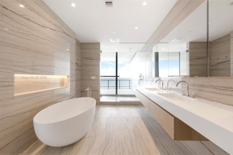 Condo in Miami Beach, Florida, 3 bedrooms  № 1937992 - photo 9