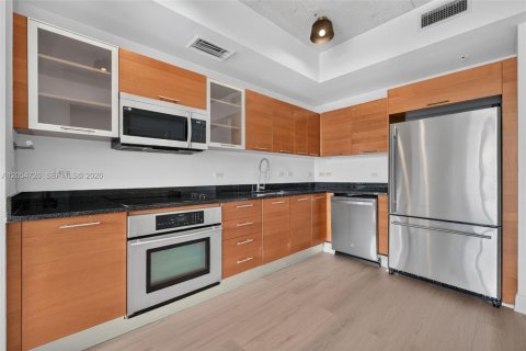 Condo in Miami, Florida, 1 bedroom  № 2186006 - photo 2