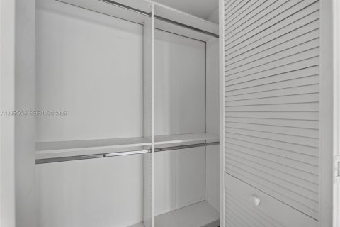 Condo in Miami, Florida, 1 bedroom  № 2186006 - photo 12