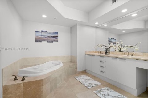 Condominio en venta en North Miami, Florida, 3 dormitorios, 190.26 m2 № 2026115 - foto 17