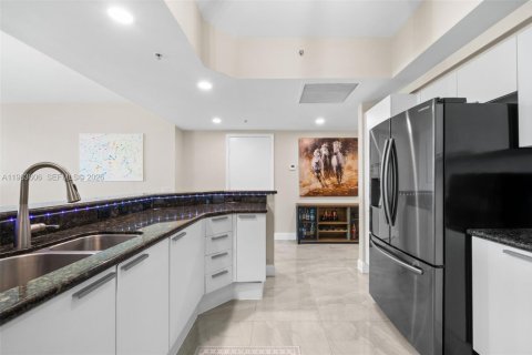 Condominio en venta en North Miami, Florida, 3 dormitorios, 190.26 m2 № 2026115 - foto 11