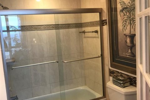 Condo in Fort Lauderdale, Florida, 2 bedrooms  № 2043285 - photo 12