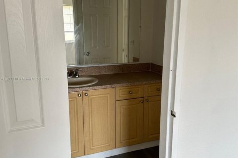 Condo in Miami, Florida, 2 bedrooms  № 1924329 - photo 15