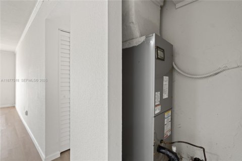 Condo in Miami, Florida, 2 bedrooms № 1924329 - photo 24