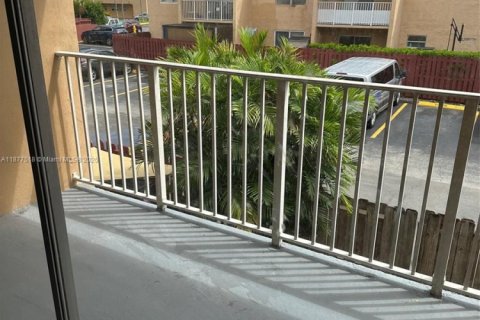 Condo in Miami, Florida, 2 bedrooms  № 1924329 - photo 17