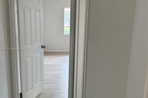 Condo in Miami, Florida, 2 bedrooms  № 1924329 - photo 9