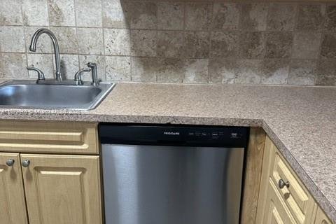 Condo in Miami, Florida, 2 bedrooms  № 1924329 - photo 1