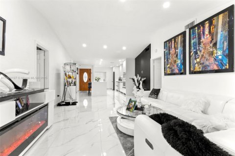 Casa en venta en Miami, Florida, 4 dormitorios, 127.65 m2 № 1944968 - foto 11
