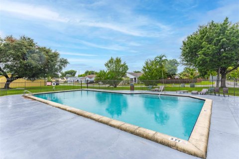 Casa en venta en Miami, Florida, 4 dormitorios, 127.65 m2 № 1944968 - foto 22