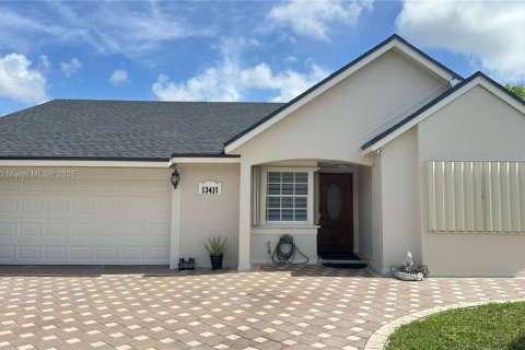 House in Miami, Florida 4 bedrooms, 127.65 sq.m. № 1944968 - photo 1
