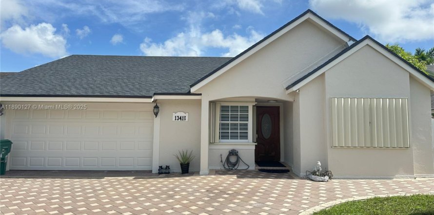 House in Miami, Florida 4 bedrooms, 127.65 sq.m. № 1944968