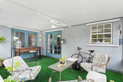 House in Miami, Florida 4 bedrooms, 154.96 sq.m. № 2046827 - photo 26