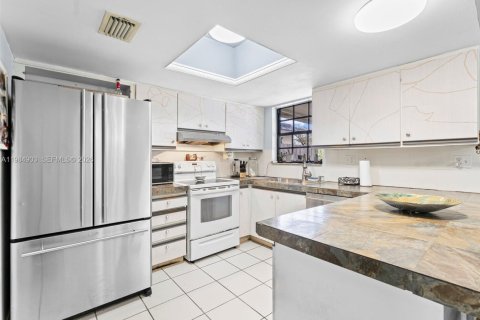 House in Miami, Florida 4 bedrooms, 154.96 sq.m. № 2046827 - photo 10