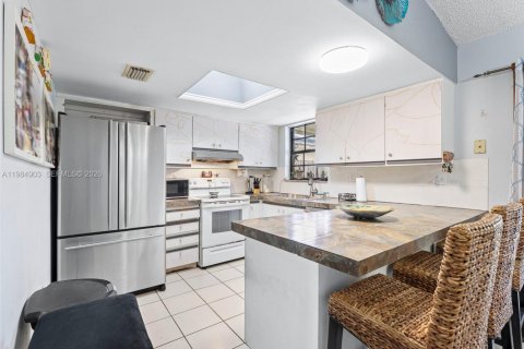 House in Miami, Florida 4 bedrooms, 154.96 sq.m. № 2046827 - photo 9