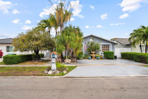 House in Miami, Florida 4 bedrooms, 154.96 sq.m. № 2046827