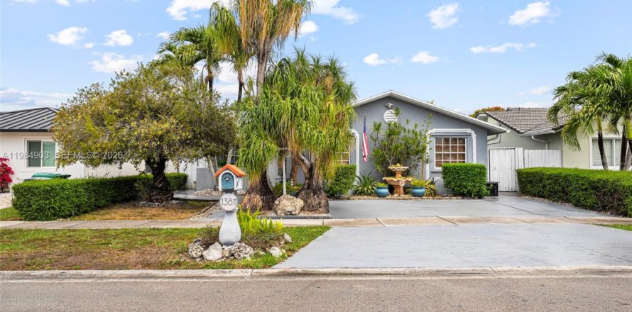 House in Miami, Florida 4 bedrooms, 154.96 sq.m. № 2046827