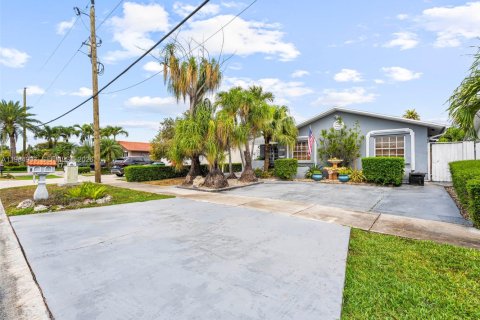 House in Miami, Florida 4 bedrooms, 154.96 sq.m. № 2046827 - photo 3