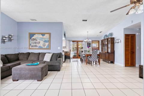 House in Miami, Florida 4 bedrooms, 154.96 sq.m. № 2046827 - photo 4