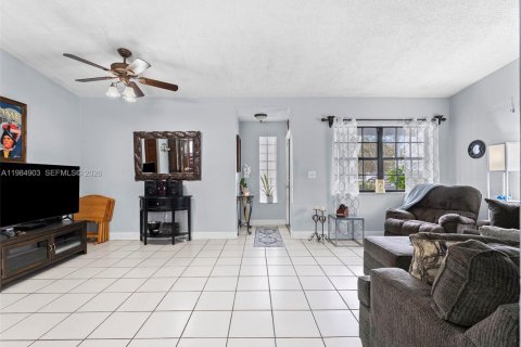 House in Miami, Florida 4 bedrooms, 154.96 sq.m. № 2046827 - photo 8