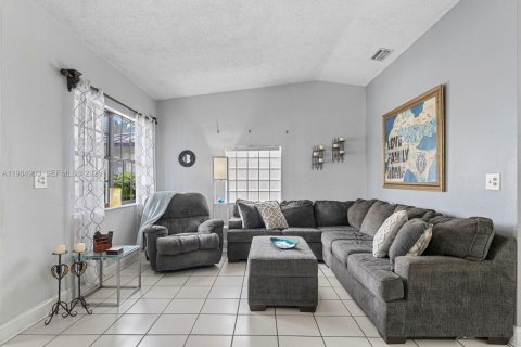 House in Miami, Florida 4 bedrooms, 154.96 sq.m. № 2046827 - photo 6