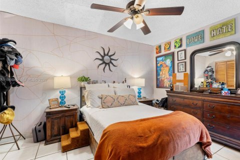 House in Miami, Florida 4 bedrooms, 154.96 sq.m. № 2046827 - photo 19