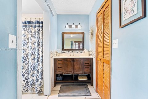 House in Miami, Florida 4 bedrooms, 154.96 sq.m. № 2046827 - photo 14