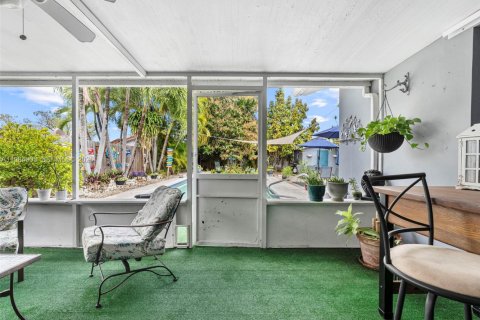 House in Miami, Florida 4 bedrooms, 154.96 sq.m. № 2046827 - photo 24