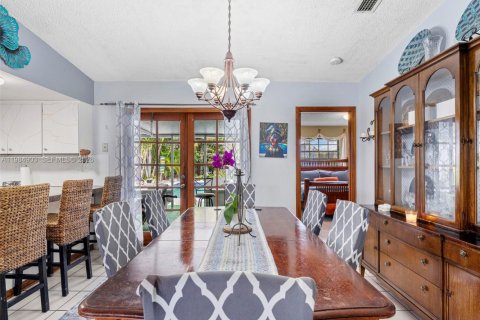 House in Miami, Florida 4 bedrooms, 154.96 sq.m. № 2046827 - photo 12
