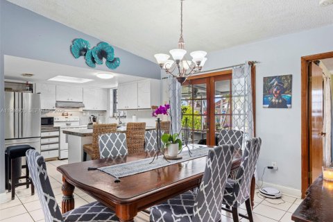 House in Miami, Florida 4 bedrooms, 154.96 sq.m. № 2046827 - photo 7