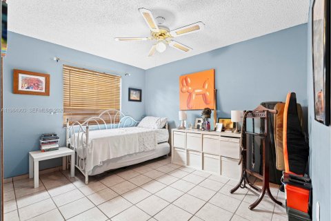 House in Miami, Florida 4 bedrooms, 154.96 sq.m. № 2046827 - photo 22