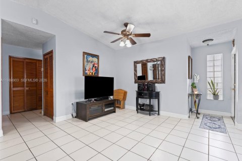 House in Miami, Florida 4 bedrooms, 154.96 sq.m. № 2046827 - photo 18