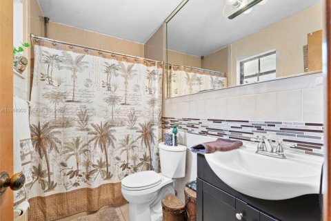 House in Miami, Florida 4 bedrooms, 154.96 sq.m. № 2046827 - photo 20