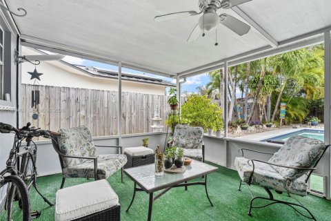 House in Miami, Florida 4 bedrooms, 154.96 sq.m. № 2046827 - photo 25