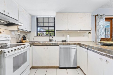 House in Miami, Florida 4 bedrooms, 154.96 sq.m. № 2046827 - photo 11