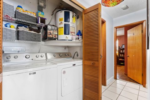 House in Miami, Florida 4 bedrooms, 154.96 sq.m. № 2046827 - photo 23