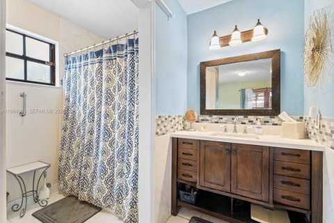 House in Miami, Florida 4 bedrooms, 154.96 sq.m. № 2046827 - photo 15