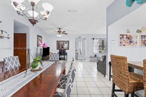 House in Miami, Florida 4 bedrooms, 154.96 sq.m. № 2046827 - photo 17