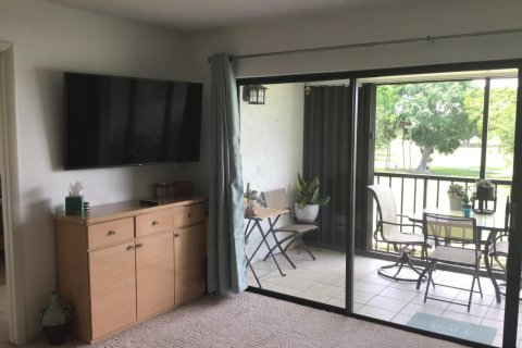 Condo in Lake Worth, Florida, 2 bedrooms  № 1224615 - photo 1