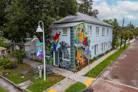 Commercial property in Gulfport, Florida 6 bedrooms, 259.38 sq.m. № 2316750
