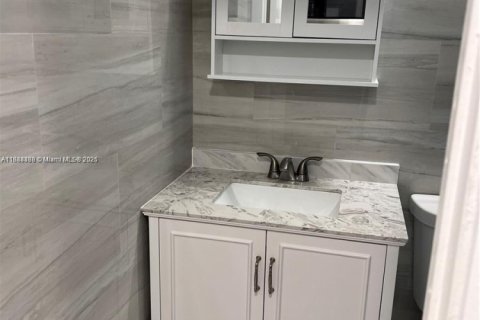 Commercial property in Miami, Florida 1 bedroom, 52.03 sq.m. № 1942296 - photo 8
