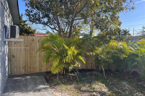 Commercial property in Miami, Florida 1 bedroom, 52.03 sq.m. № 1942296 - photo 3