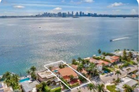 Casa en North Bay Village, Florida 4 dormitorios, 393.16 m2 № 2076832