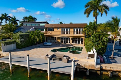 Casa en alquiler en North Bay Village, Florida, 4 dormitorios, 393.16 m2 № 2076832 - foto 4