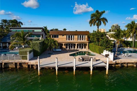 Casa en alquiler en North Bay Village, Florida, 4 dormitorios, 393.16 m2 № 2076832 - foto 5