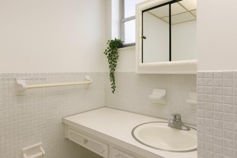 Condo in Hallandale Beach, Florida, 1 bedroom  № 1949142 - photo 7