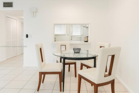 Condo in Hallandale Beach, Florida, 1 bedroom  № 1949142 - photo 3