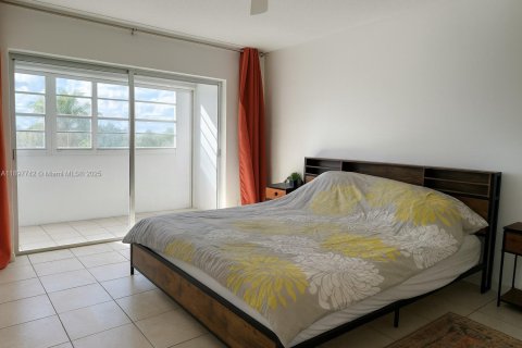 Condo in Hallandale Beach, Florida, 1 bedroom  № 1949142 - photo 4