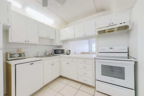 Condo in Hallandale Beach, Florida, 1 bedroom  № 1949142 - photo 2