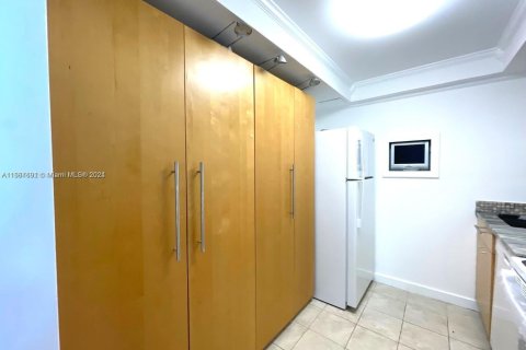 Condo in Miami Beach, Florida, 1 bedroom  № 1860853 - photo 9