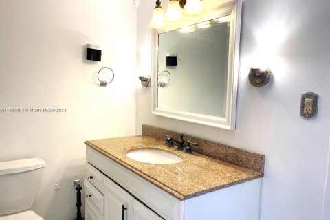 Condo in Miami Beach, Florida, 1 bedroom  № 1860853 - photo 12